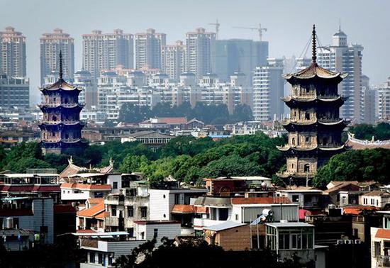 泉州镇国塔与仁寿塔。照片提供： Xinhua/Alamy
