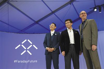 去年1月,美国拉斯韦加斯,由美国电动车新兴企业法拉第未来(Faraday Future)和乐视共同打造的超级概念车FF zero1首次公开亮相。图为原乐视超级汽车联合创始人丁磊(中)。图/视觉中国