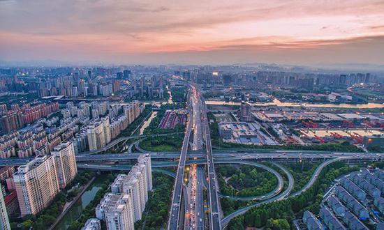 浙江省会杭州，高架公路和住宅小区伸展到远方。照片提供：Imaginechina/Rex/Shutterstock