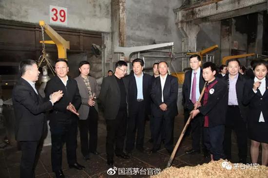 从现场的照片看出,近期在业内传闻将要卸任的五粮液集团公司党委书记、董事长,股份公司党委书记唐桥对来访者一行进行了接待和陪同。