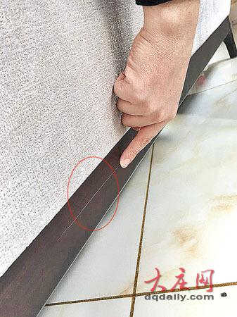 沙发横梁处,有长长一条裂纹。