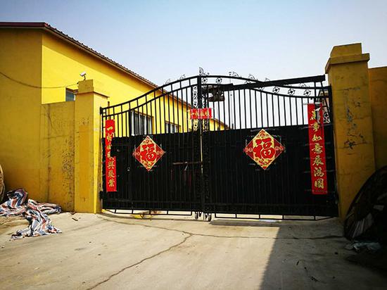 王王士由村沈江线缆厂门口，公司招牌已经被撤下。