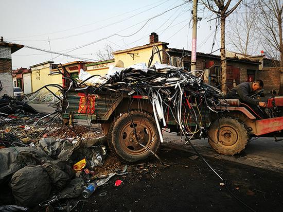 奥凯电缆废料被运到位于故仙镇王王士由村一处废品收购站里。 图均来自澎湃新闻记者 林平