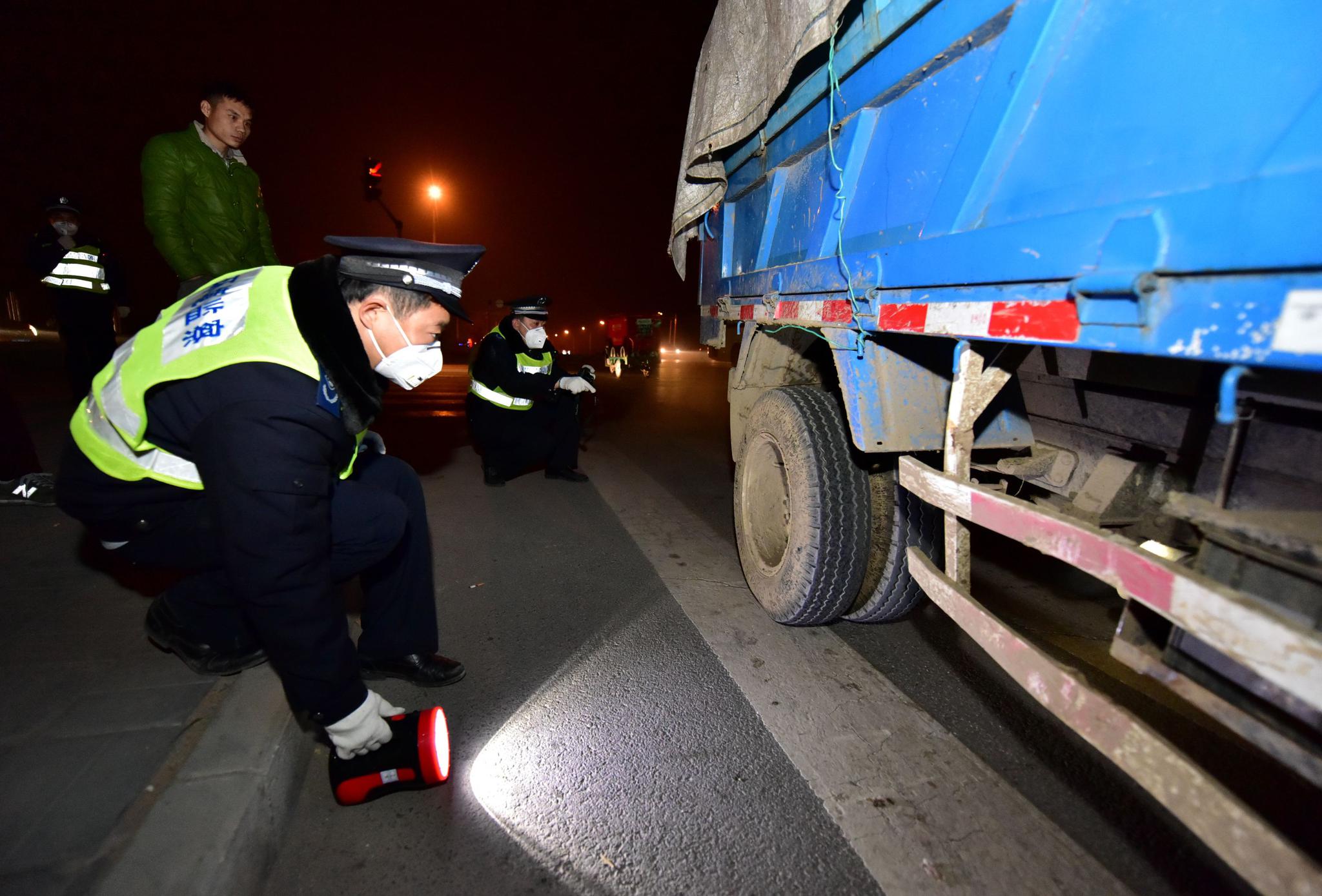 北京市环保监察人员正在夜查高污染车辆。摄影/章轲
