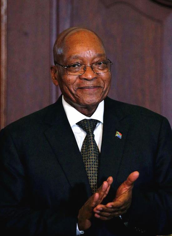 南非总统祖马在新阁员就职仪式上鼓掌。（新华/路透）