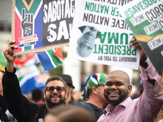 　　3月31日，抗议民众围聚在开普敦市南非议会大厦外反对解除戈尔丹职务。（新华/法新）