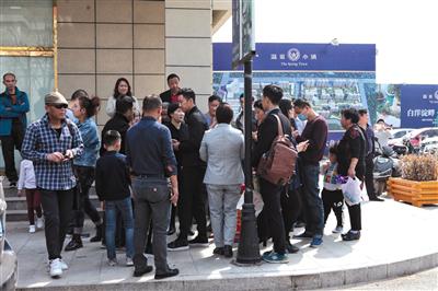 昨日，雄县街头，人们聚集在一起，议论新区的成立。新京报记者 王嘉宁摄