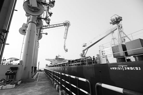 10日,缅甸马德岛港,卸油臂从油轮上卸油