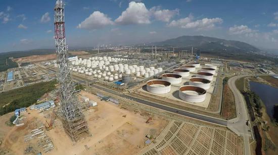 与中缅石油管道配套的云南石化1000炼油工程项目