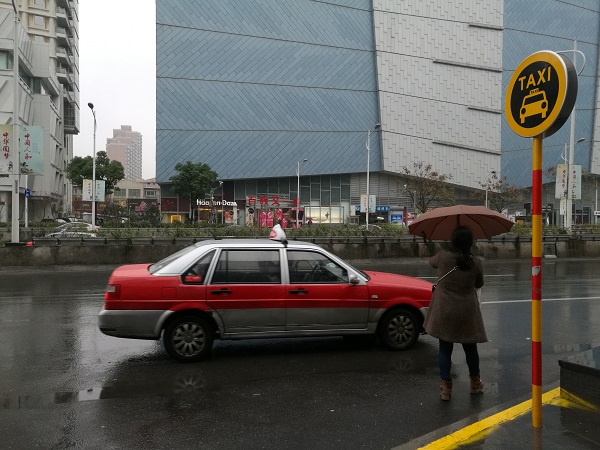 网约车冲击上海:如何找回失落的出租车名片?|杨