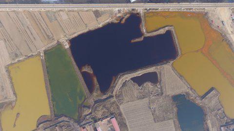 天津市静海县佟家庄村以东，高铁铁轨正下方西侧的废水坑。两江环保供图