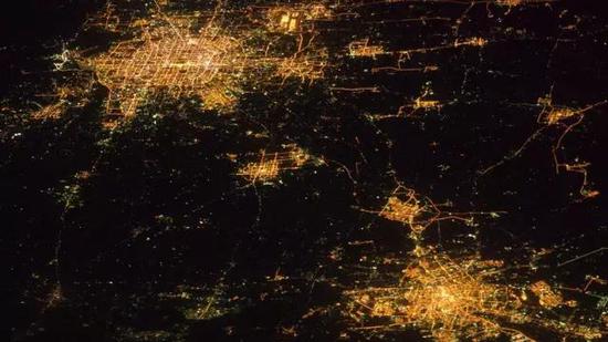 北京（左上）和天津（右下）夜晚灯光照片，在2010年由国际空间站的宇航员拍摄