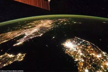美国国家航空航天局（NASA）2015年发布的朝鲜半岛夜晚灯光卫星图片