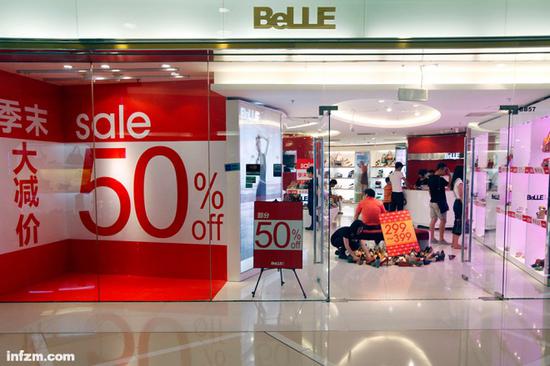 百丽鞋大减价SALE打折的橱窗。(视觉中国/图)