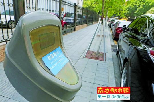  4月1日，广州天河城东门，咪表上贴有暂停收费的提示，咪表泊位停满了车辆。