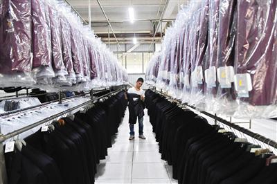 4月18日，工人在容城县服装工业园车间内整理成品服装。新华社记者 杨世尧摄 
