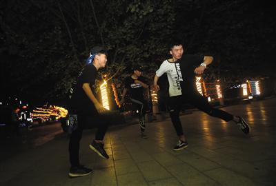 张浩的学员在广场练舞。