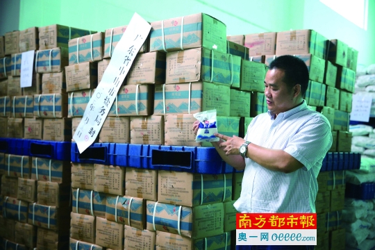 中山盐务局查获30吨“脚臭盐”封存在仓库。