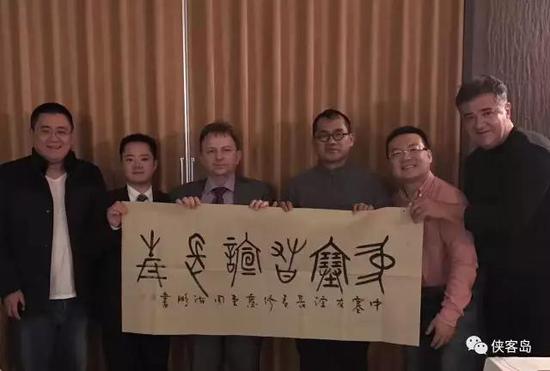 合唱《团结就是力量》的非洲女工