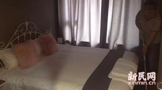  图说：记者随清洁工人一同进入了房间。 戴天骄 摄 