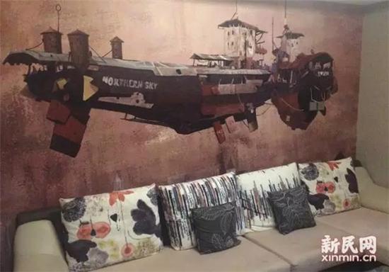  图说：记者随清洁工人一同进入了房间。 戴天骄 摄 