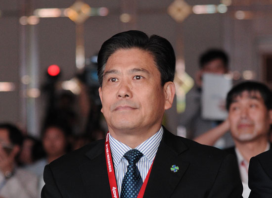 中国金融期货交易所董事长张慎峰主持主题峰会