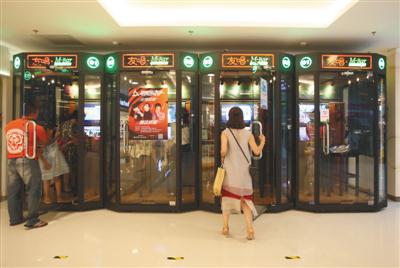 5月31日,崇文门国瑞城负一层,迷你KTV。 摄影/新京报记者 王飞