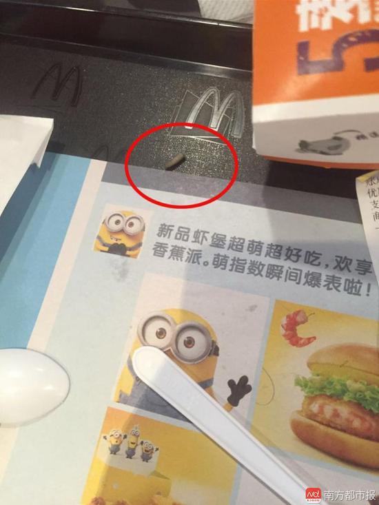 图说：王先生提供的照片中，在自己餐盘内发现两条蛆虫。