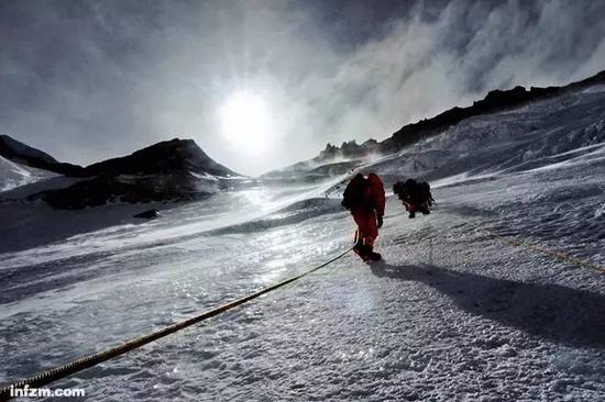 2010年5月19日，在珠峰营地训练，途中经过光溜险峻的大片冰坡。 （王石/图）