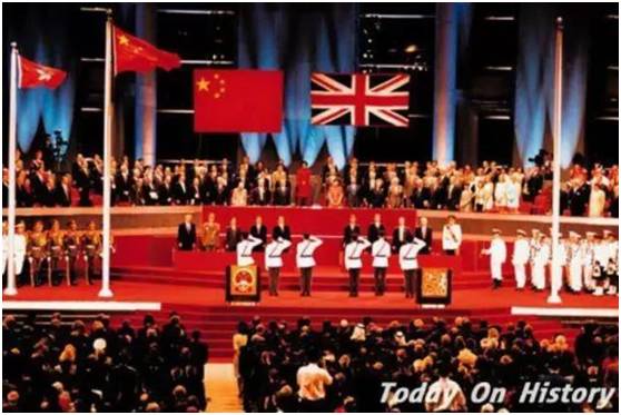 图注：1997年7月1日，中国政府恢复对香港行使主权，香港特别行政区成立