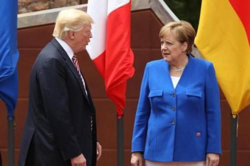 美国总统特朗普（右）和德国总理默克尔在此前G7峰会上会面