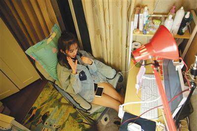 2016年9月27日,一位主播的公寓，这里也是她的“工作间”。新京报记者 彭子洋摄