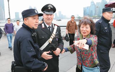 5月2日，中意联合警务巡逻第二站在上海举行。　新华社记者 凡 军摄