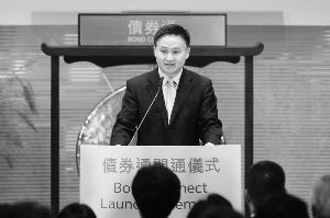 中国人民银行副行长潘功胜3日在债券通开通仪式后接受记者采访 记者 史丽 摄