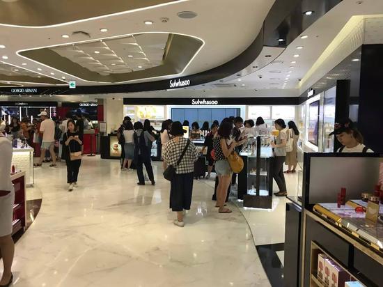 乐天免税店店员表示，近一段时间的顾客人数与上月相比略微多了一些，但与“萨德”问题之前相比，还不及原来人数的一半，远未出现中国游客赴韩潮。