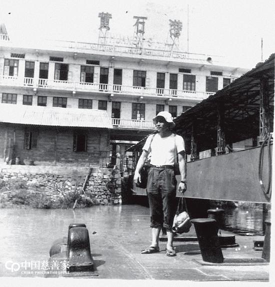 1986年，在武汉大学读书期间，艾路明从长江源头漂流至武汉，再由武汉下水游至上海的长江入海口，开创单人漂游长江先河。（图片由当代集团提供）