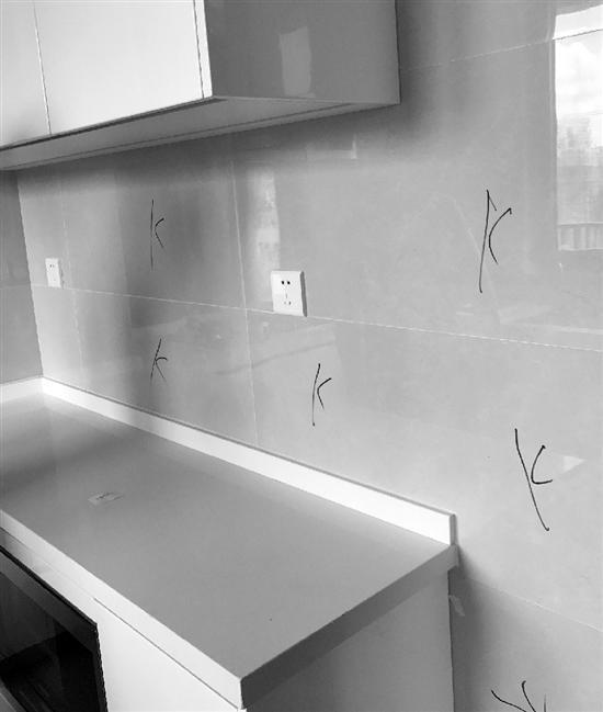 　厨房每块瓷砖都标有空鼓标记“K”