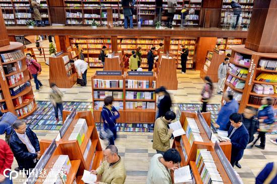 阎志希望卓尔书店不只是一个看书的地方，而是像诚品书店一样复合、跨界，充满人文关怀。（图片由卓尔书店提供）