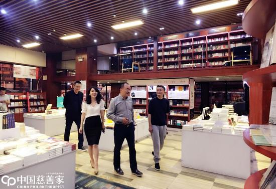 2017年5月19日,馬云和閻志在卓爾書店一樓
