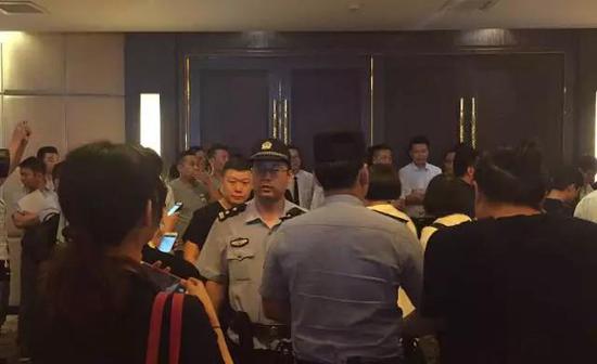 债权人堵门,警察赶到现场维持秩序 本报记者 蒋洁琼 摄