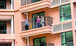 　在南悦花苑，申领公租房的市民在参观房型（资料图片）。 广州日报记者全媒体记者邵权达 摄