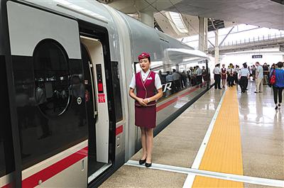 昨日，“复兴号”在北京南站等候出发（手机摄影）。当日，中国铁路总公司安排“复兴号”在京沪高铁开展时速350公里体验运营。新华社记者 丁静摄