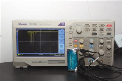 经测试，打火机样式的电人玩具瞬间最高电压可达350V，为8个样品中最高值。