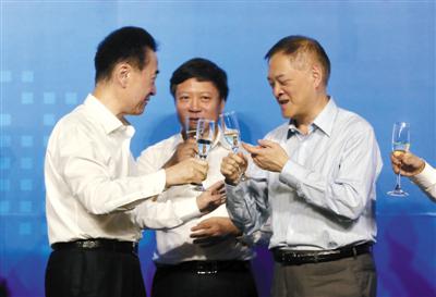 万达、融创等房企正在通过多种方式降低负债率。图为7月19日万达、融创、富力合作发布会现场。 新京报记者 浦峰摄