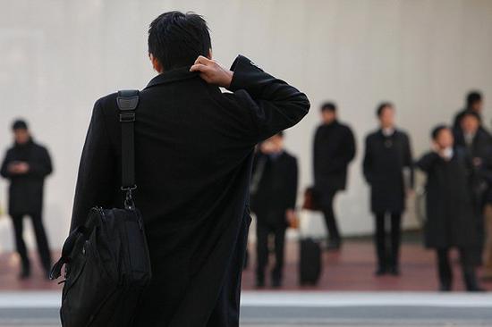 2009年12月25日，早间，日本东京一处商业区的上班族。图片来源：视觉中国