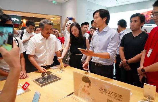 雷军带领亚布力一行来到五彩城的小米之家并介绍了小米多款产品,引来众多粉丝围观