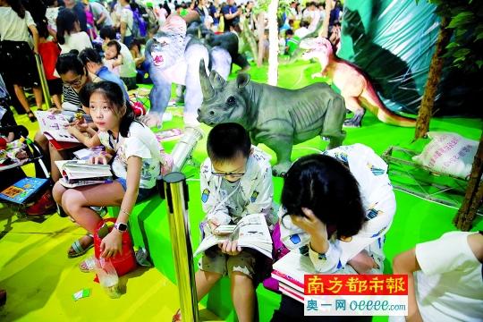     8月12日，周末的南国书香节人气很旺，少儿馆人头涌涌。