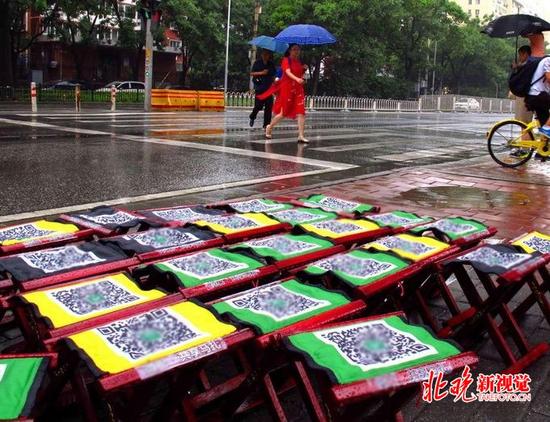 平乐园公交站台的共享马扎。徐经来摄