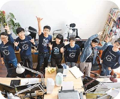 陕西大学生科技创业公司“第六镜”运营团队的成员在工作室合影。 新华社发