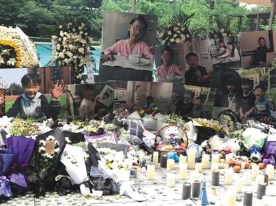 灵堂前摆满了花束和孩子们的照片。新京报记者 刘珍妮 摄